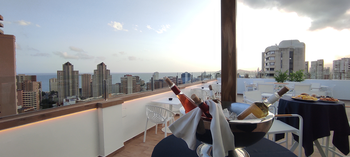Skyline Rooftop Bar – Hotel Flamingo Oasis