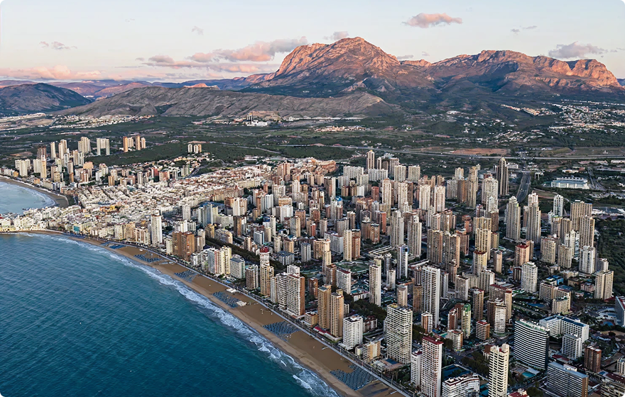 El Skyline de Benidorm: Una Ciudad que Apunta al Cielo