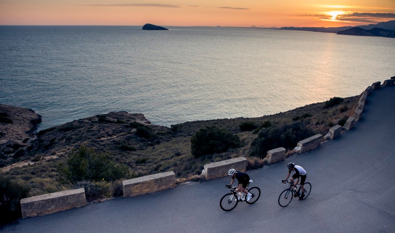 Entre montañas y mar: rutas que conquistan