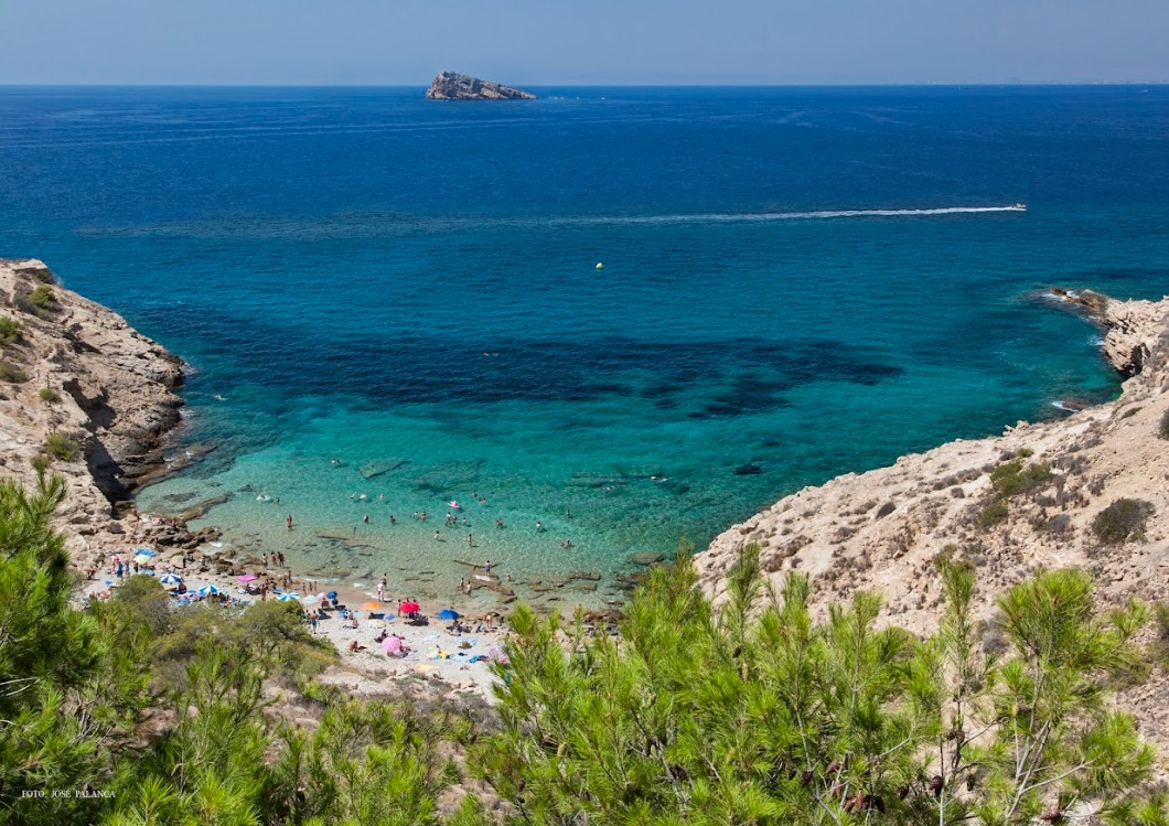 Cala Almadraba: la joya escondida bajo los acantilados