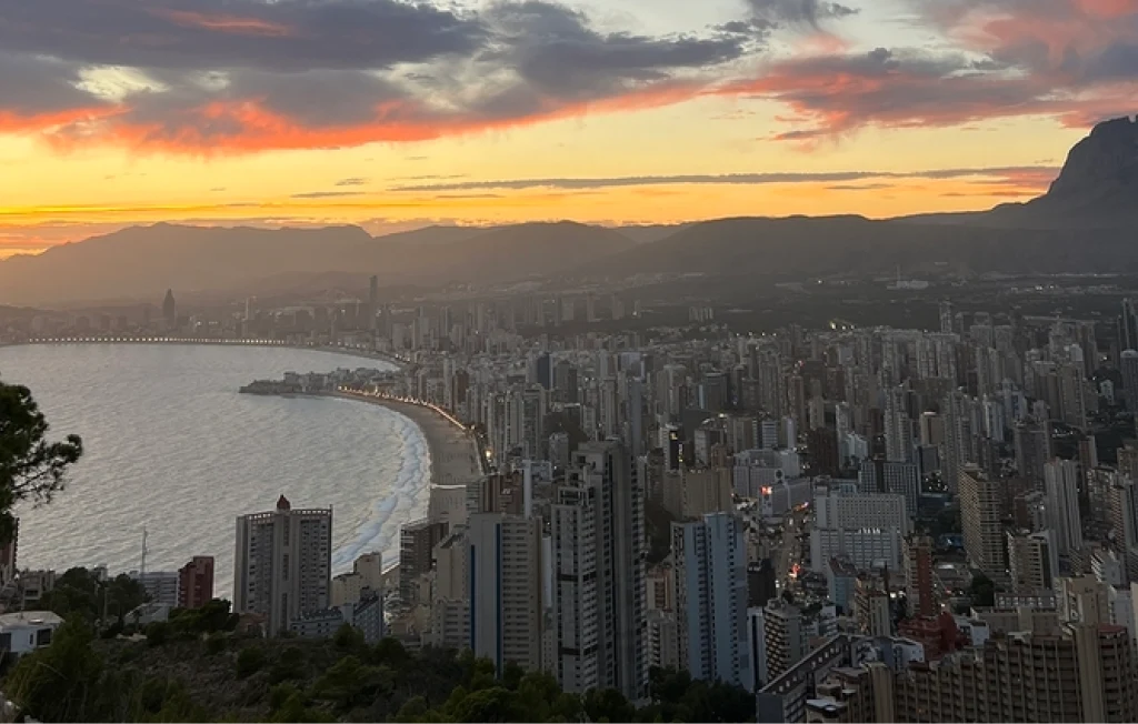 ¡Benidorm te espera desde las alturas!
