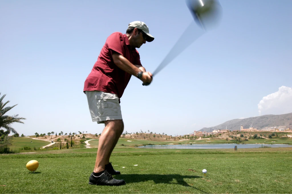 Prepara tu swing y ven a disfrutar del golf en Benidorm
