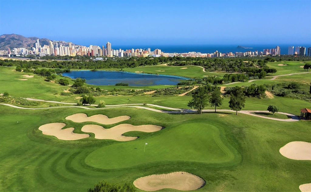 Golf entre la montaña y el mar
