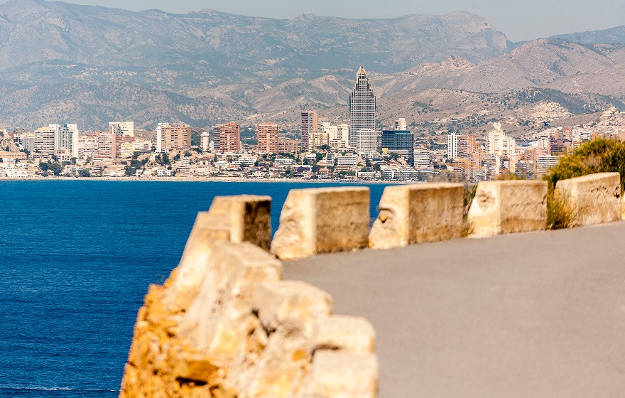 Mar, montaña y ciudad en un mismo escenario