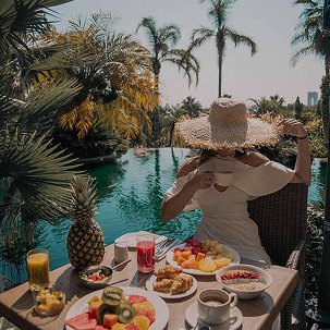 Desayuno junto a una piscina tropical