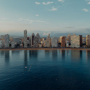 Skyline de una ciudad frente al mar